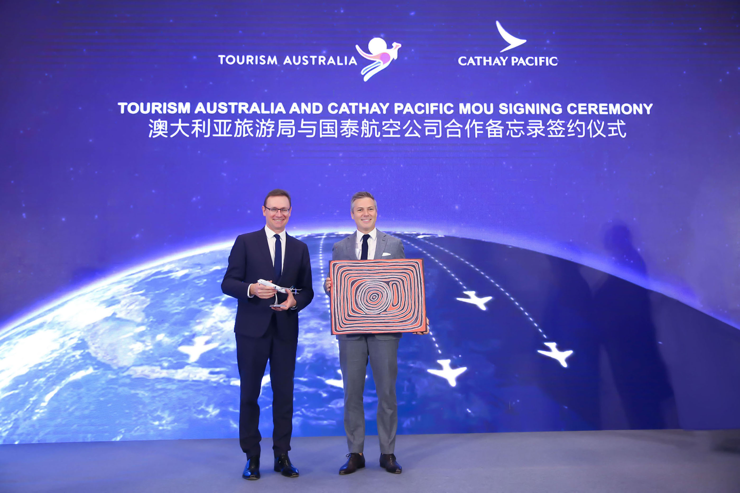 澳大利亚旅游局与国泰航空互赠礼物.JPG
